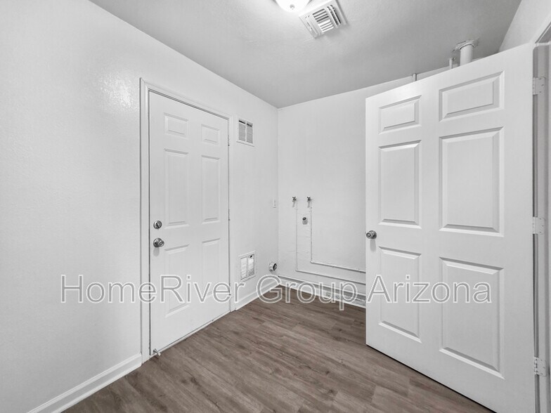 Building Photo - 2241 W Hartford Ave