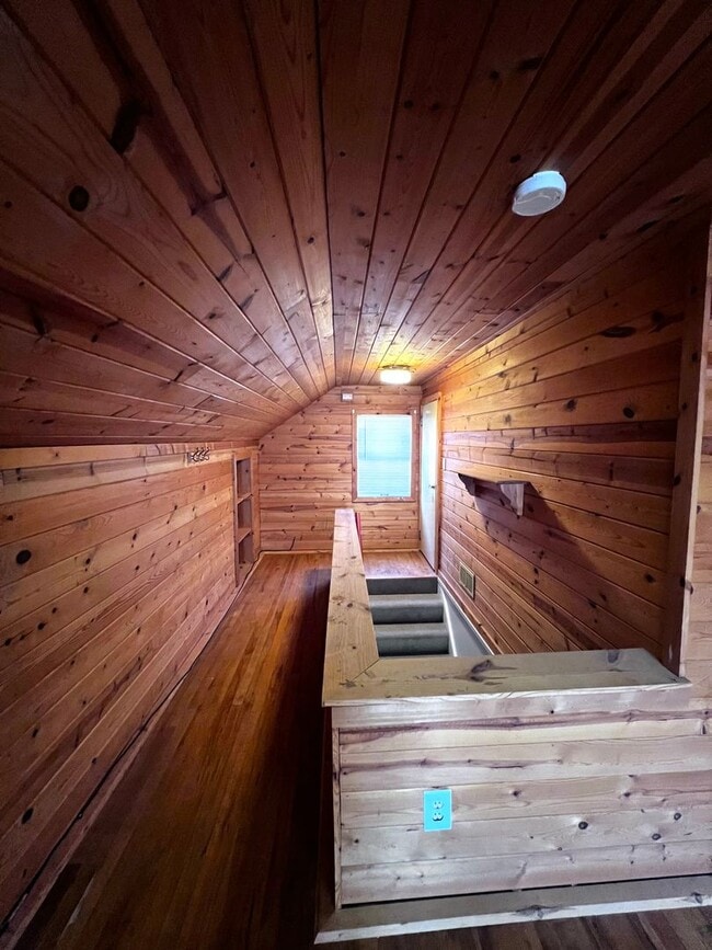 Building Photo - AVAILABLE JUNE 1ST: 4 bedroom 2 bathroom home!