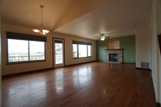 Building Photo - 4244 Round Hill Dr