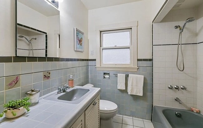 Building Photo - 850 Warfield Ave