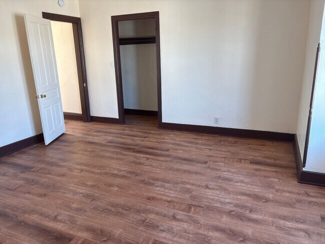 Building Photo - 3 Bedroom 1 Bath Large Rooms-York City SD