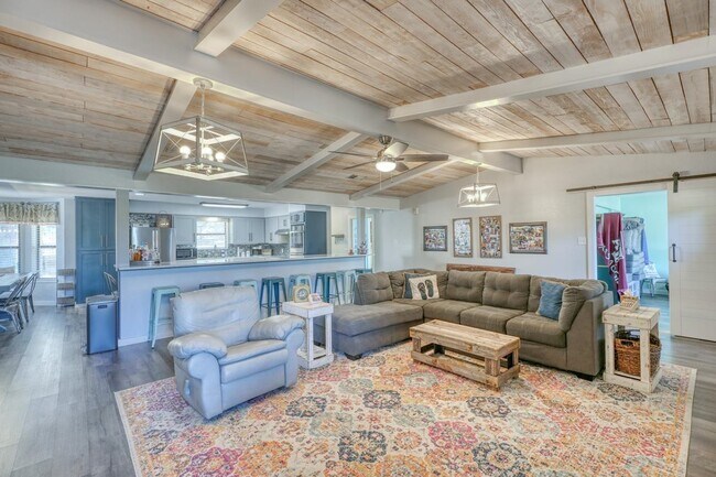 Building Photo - 724 S Chaparral