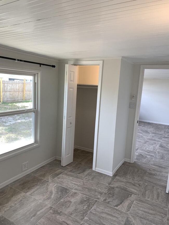 Building Photo - 1120 Vineyard St