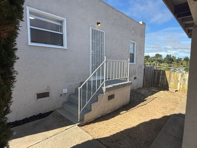Building Photo - 143 Ladera Dr