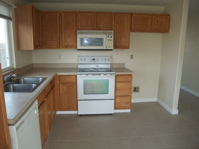 Building Photo - 3 Bedroom 2 Bath  Home In The Lexington Ar...