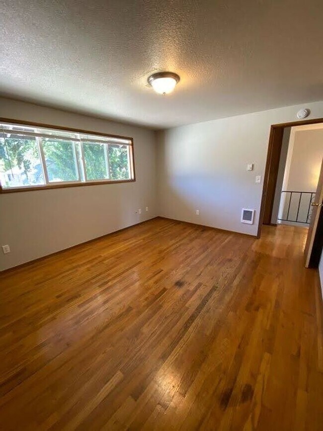 Building Photo - Large 2 bed, 1 bath Townhouse with Parking