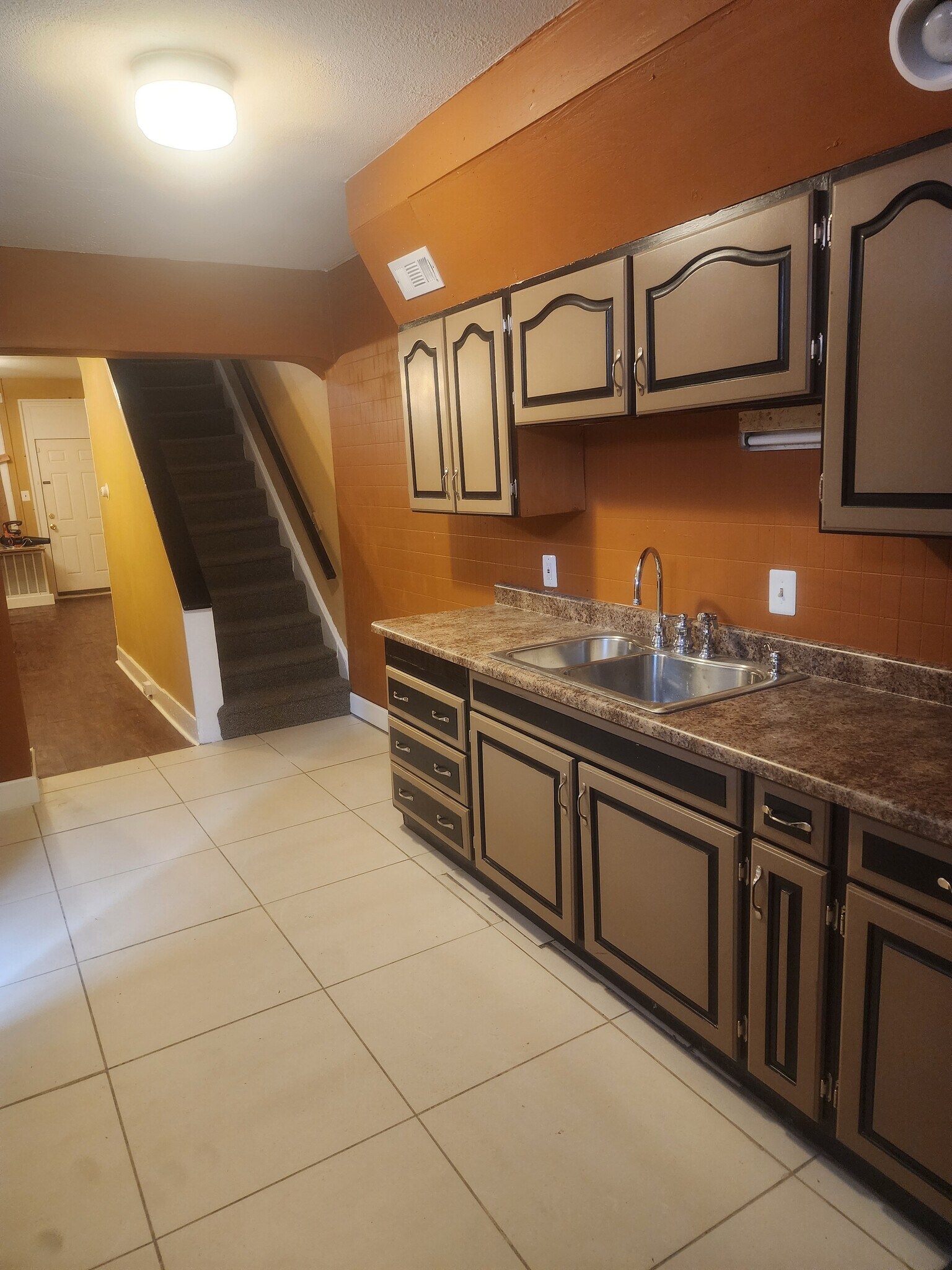 Building Photo - 40 Maple St