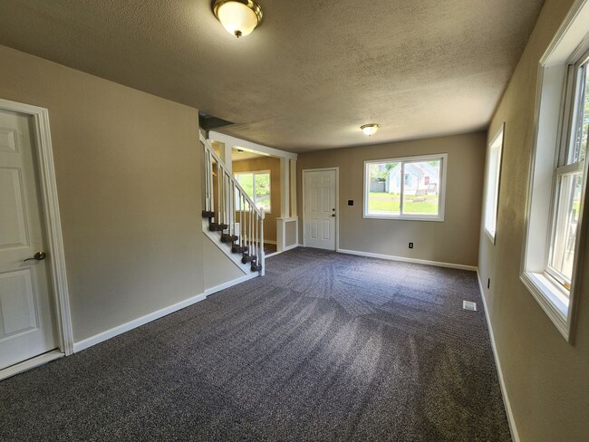 Building Photo - 2 Bed and 2 Bath Home