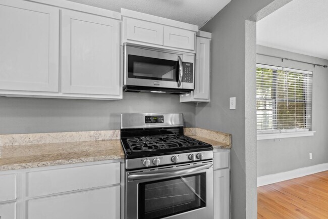 Building Photo - Beautiful home located in the heart of Fayetteville