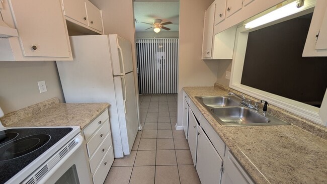 Building Photo - Spacious 2BD/2BA Duplex