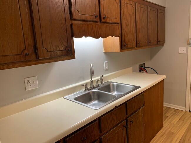 Building Photo - 71 Rushwood Dr
