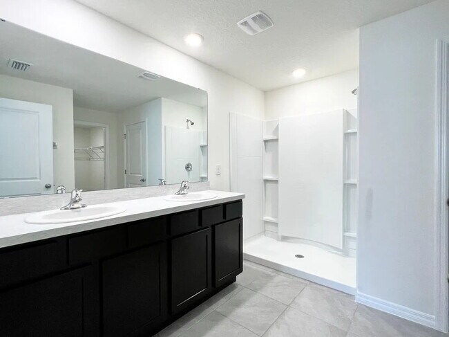 Building Photo - **AVAILABLE AUGUST 1** Charming 3-Bedroom ...