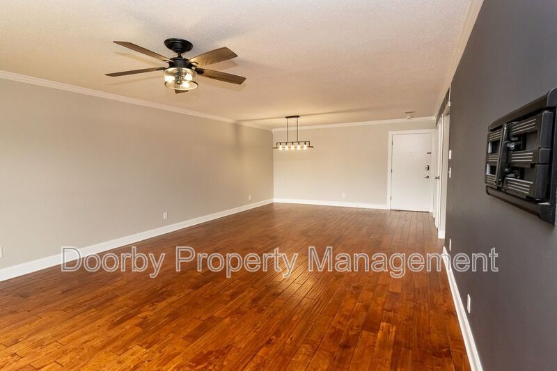 Building Photo - 568 River St