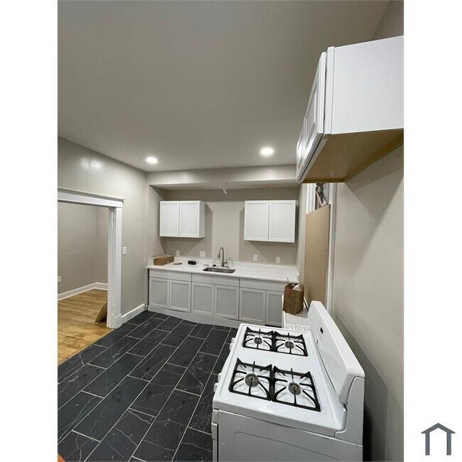 Building Photo - 3 Bedroom 3 Bathroom Home