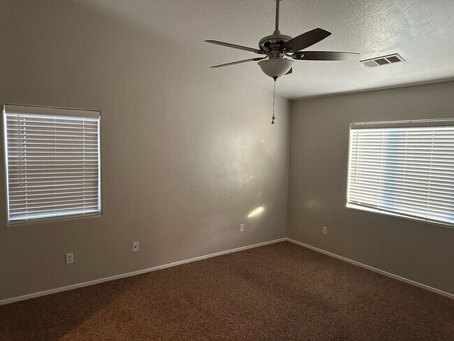 Building Photo - 1015 W Westmont Ct