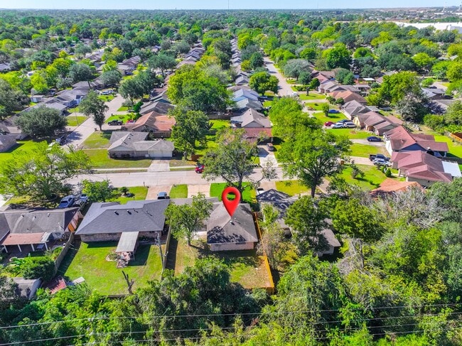 Building Photo - 10126 Pine Moss Dr