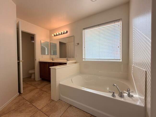 Building Photo - Spacious 3Bdm 2Ba Phoenix Home with *No Carpets* and *New Paint*