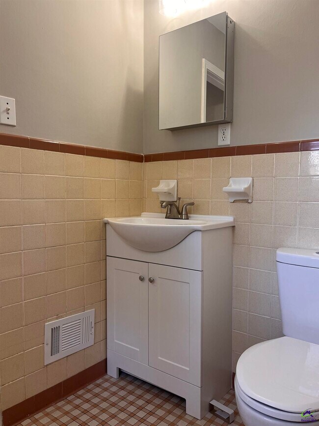 Building Photo - 202 Sherman St