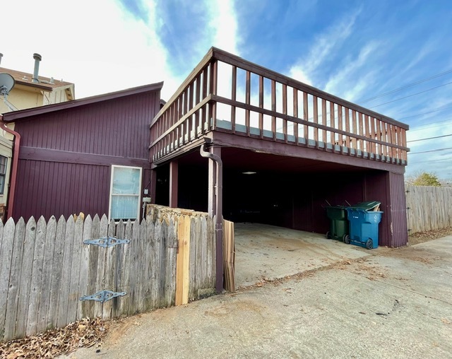 Courtyard for storage, carport and rooftop deck - 100 Village Oaks Dr