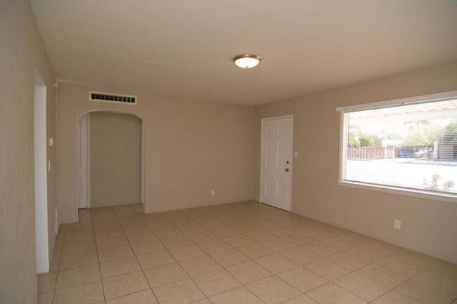 Building Photo - Charming 2 Bedroom 1 Bath Home! Close to the UofA!