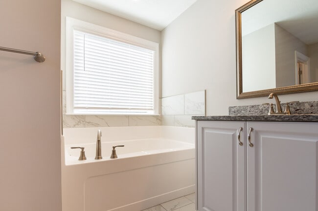 Building Photo - 811 Lillian Pk Dr