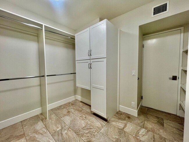 Building Photo - AVAILABLE NOW! 2 Bedroom / 2 Bathroom Cond...