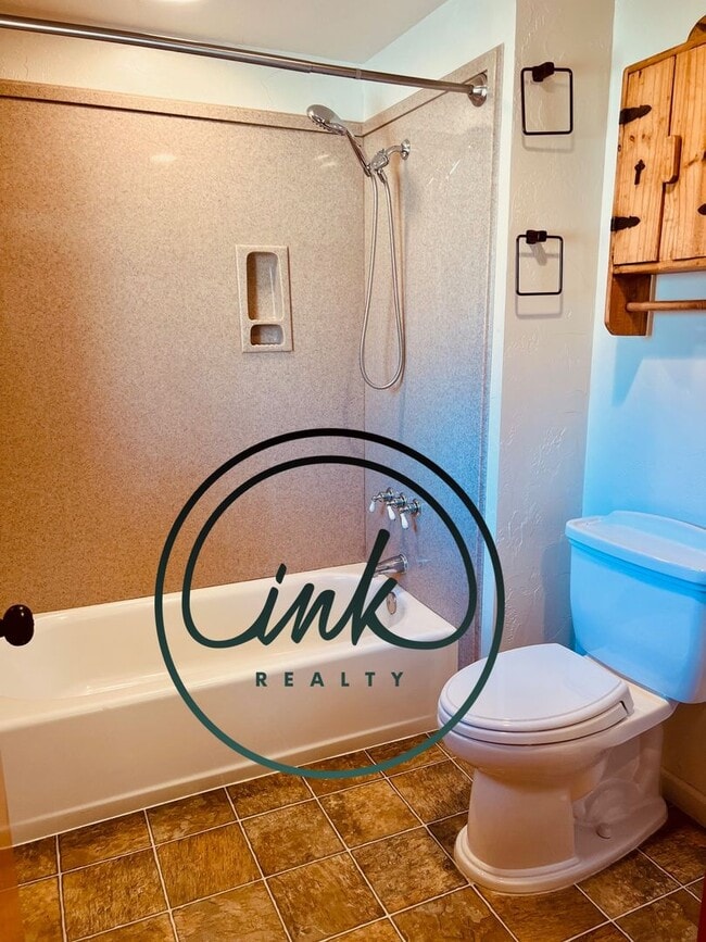 Building Photo - Charming Cabin-Style Home with Stunning To...