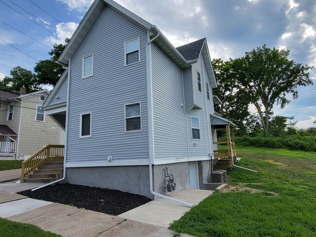 Building Photo - 613 Pershing Ave
