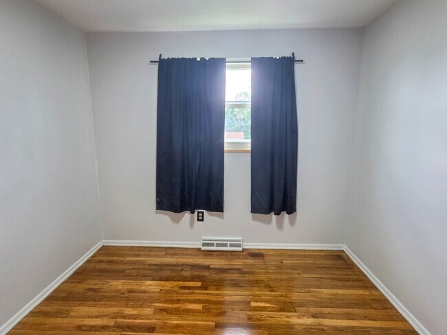 Building Photo - 408 Hazelnut Dr