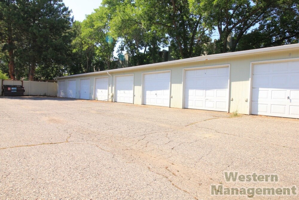 Garages - 1217 Yellowstone Ave