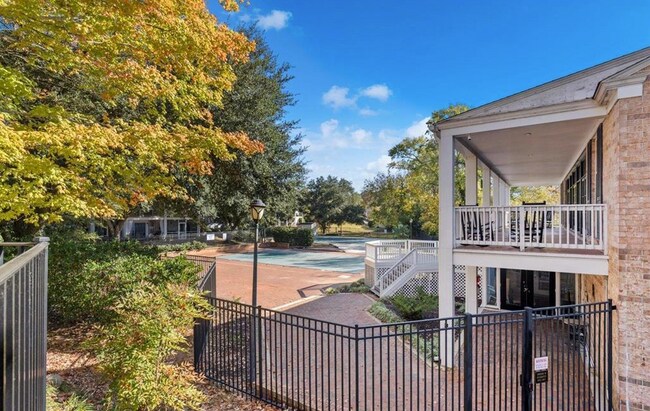 Building Photo - Beautiful 2-Bed, 2-Bath Condo with Elegant...