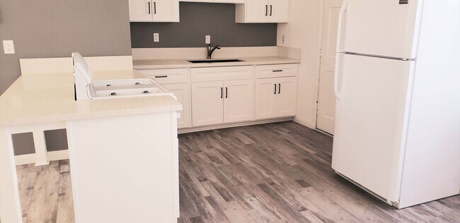 Building Photo - 6424 Mountain View St