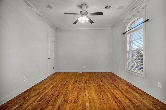 Building Photo - Executive Bentonville Home convenient to WM Home Office and more!