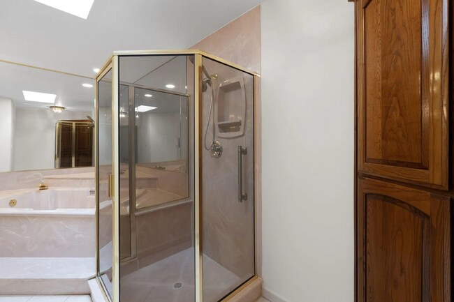 Building Photo - Adorable Townhome, 2 Master Bedroom Suites to Patio Living