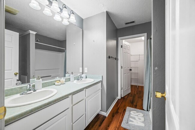 Building Photo - 2386 Meadow Bend Dr