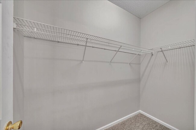 Building Photo - Country Club Living