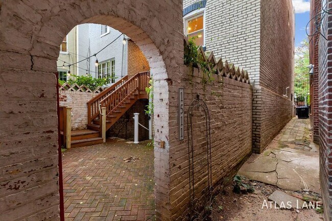 Building Photo - Professionally Managed & Recently Renovate...