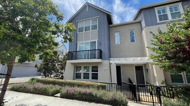 Building Photo - Gorgeous 4 Bed/4 Bath End Unit Condo with ...
