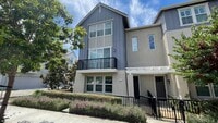 Building Photo - Gorgeous 4 Bed/4 Bath End Unit Condo with ...
