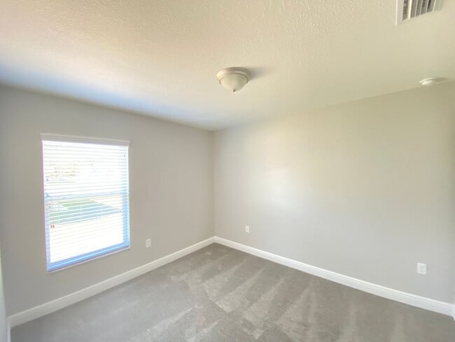 Building Photo - Desirable SW Ocala Neighborhood 4/2/2 *WON'T LAST*