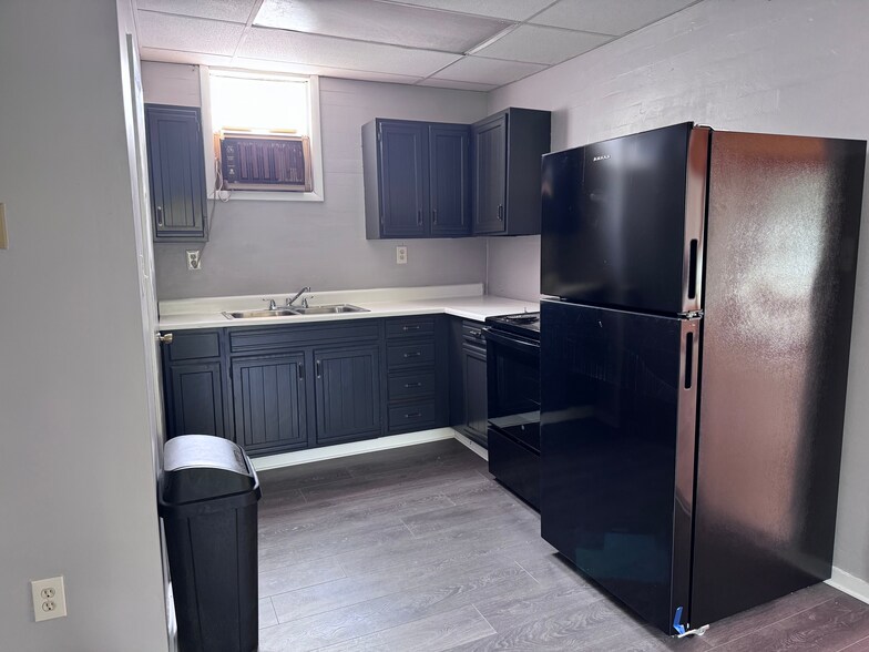 Kitchen Area - 906 West Ave