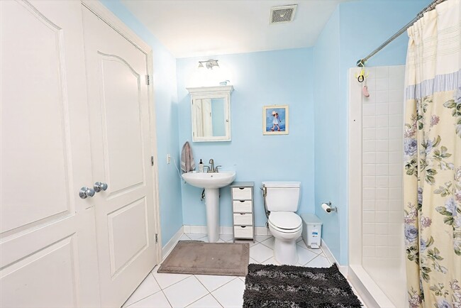 Building Photo - 614 Pond St