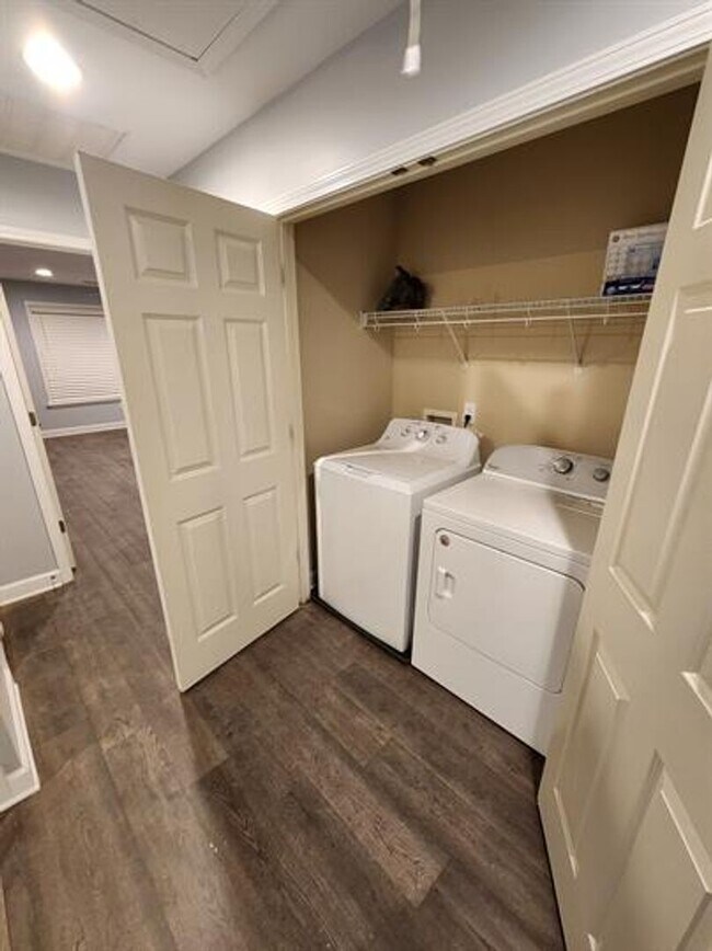 Building Photo - Spacious 3/2.5 Located Near Downtown Greenville!