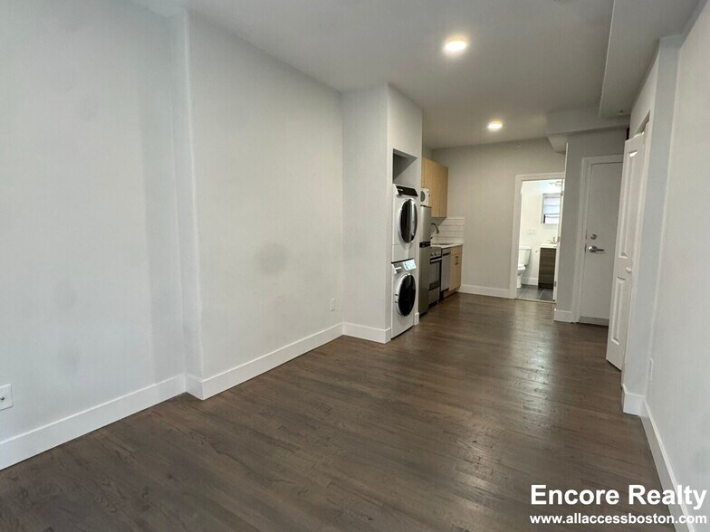 Building Photo - 270 Newbury St