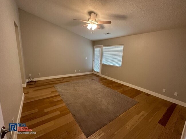 Building Photo - Legacy Townhome
