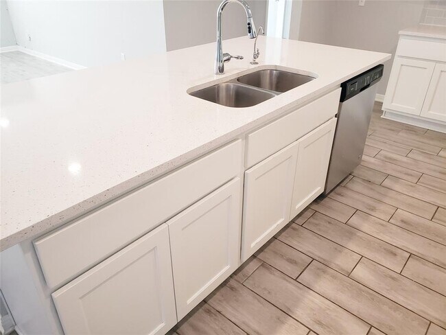 Building Photo - 124 Peruvian Ln