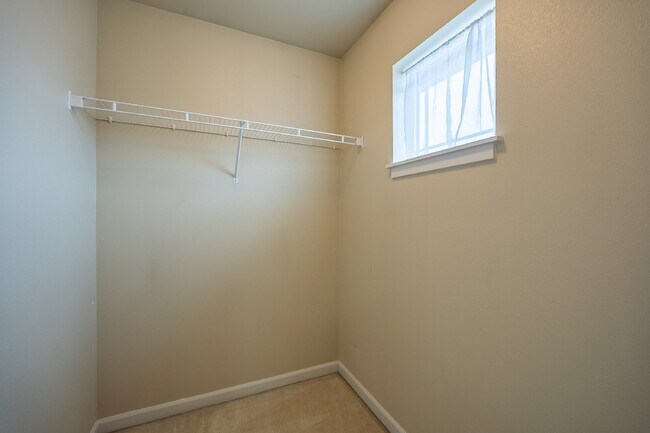 Building Photo - ** NO SHOWINGS, WE ALREADY HAVE AN APPLICA...
