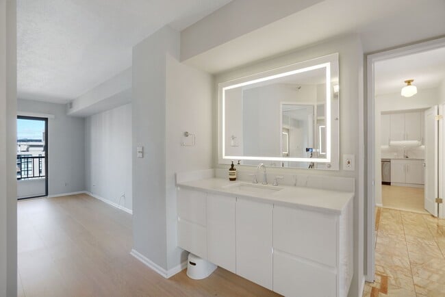 Building Photo - 1600 N Oak St