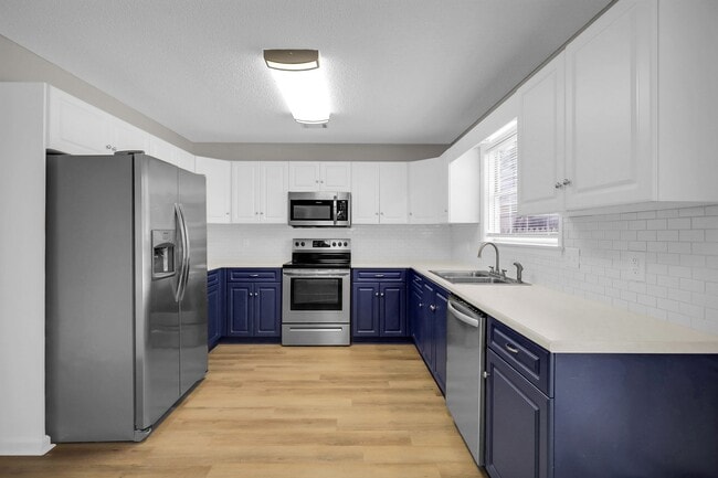Building Photo - Stunning 4-bed Home in Hinesville With Two...