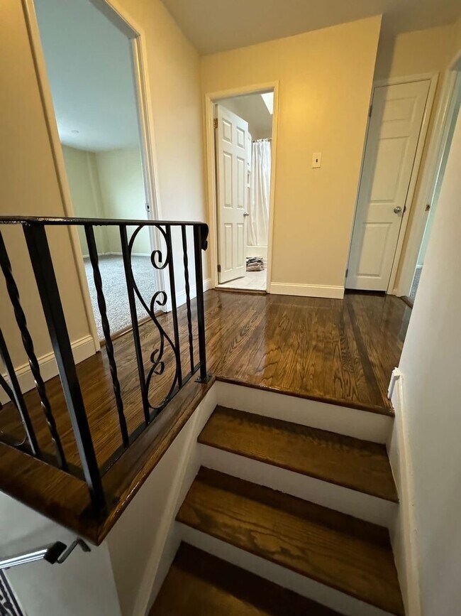 Building Photo - 3-Bedroom Townhome in Parkwood with Finished Basement! Available NOW!